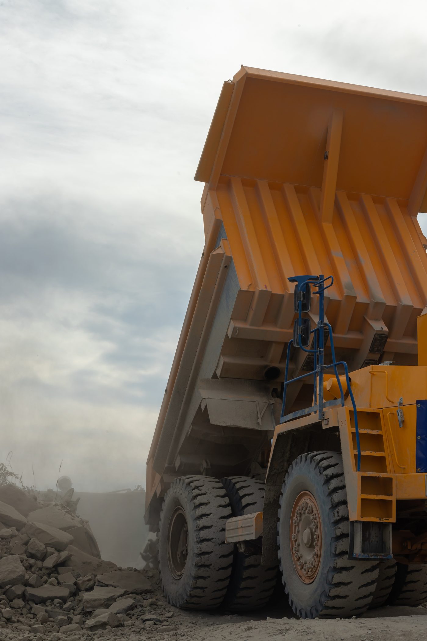 Open-cast mining haul truck